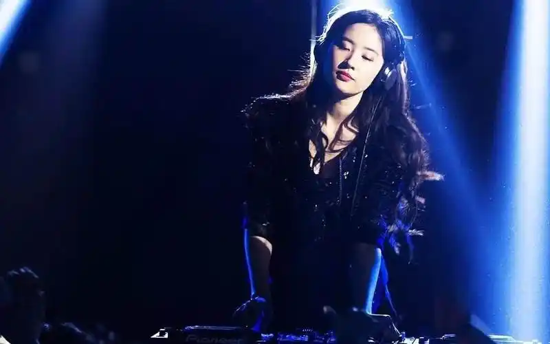 刘亦菲这段打碟视频太撩人了神仙姐姐帅起来现场男的谁顶得住