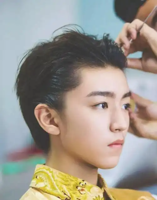 明星发际线:王源的是直的,王俊凯的像爱心,杨幂的让人分不清