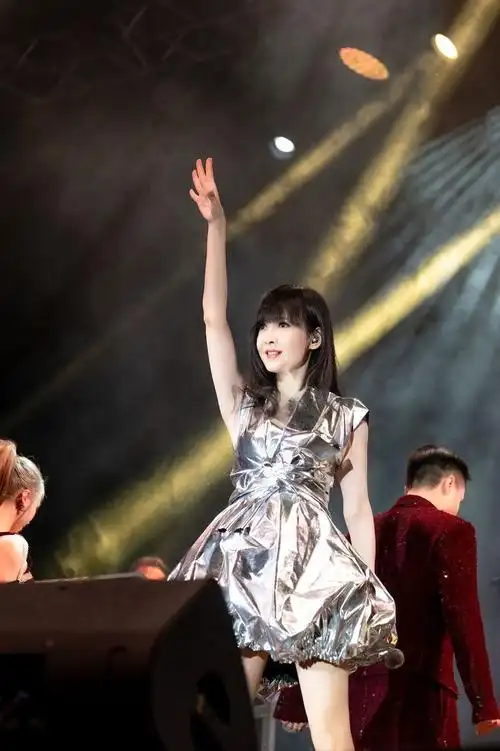 55岁周慧敏演唱会被批跑调气息不足网友老了就应该退休