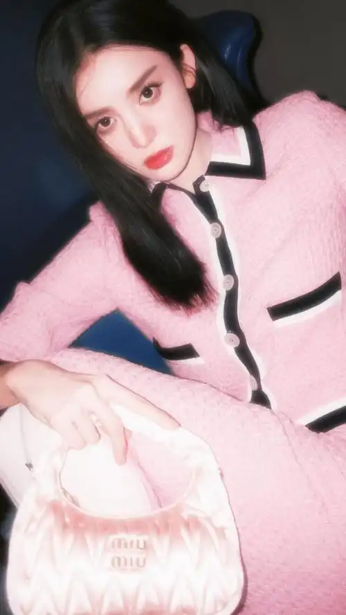 古力娜扎金色全露背镂空长裙尽显玲珑曲线,妩媚迷人堪称女神!