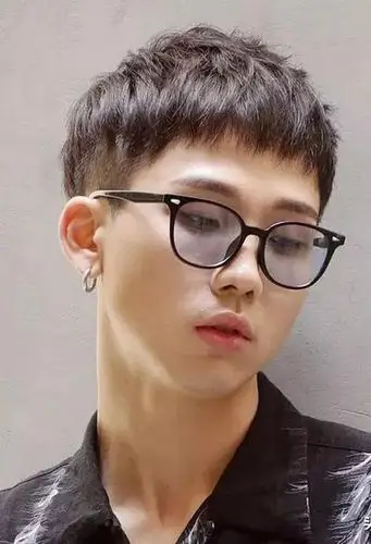 瓜子脸男学生怎样剃发好看 小伙子精神十足短发图