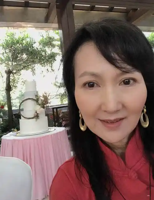 62岁"小青"陈美琪精神足,为陪残疾养女出国留学,已息影2年