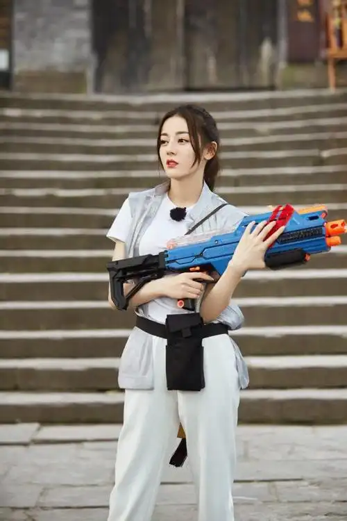 热巴《极限挑战》又换新发型,烫波浪卷扎双马尾,娇俏少女味十足