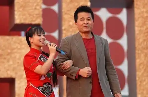 星光大道力捧的王二妮本以为会嫁入豪门结果还是青梅竹马