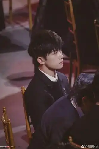 易烊千玺年度男歌手,身着黑色正装,眼中星光闪烁,今晚你最闪耀