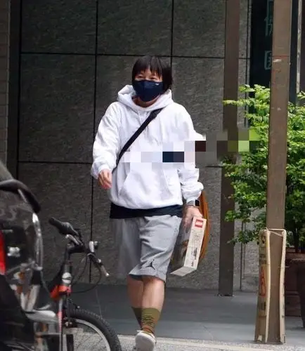 阿信与女助理再次被疑同居?甜蜜出行采购物资