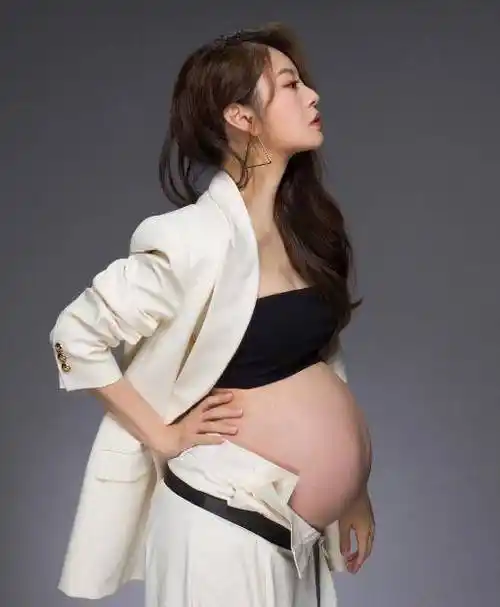 安以轩晒二胎孕肚照陈荣炼甜蜜亲吻超幸福肚子上妊娠纹太抢镜