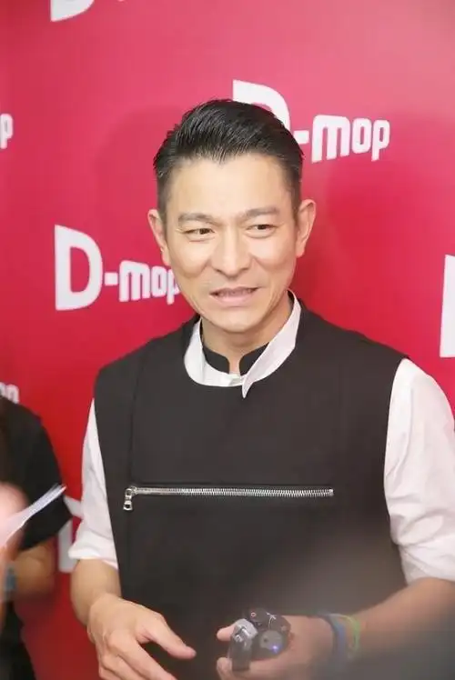 奔六的刘德华虽然脸老了,但仍然是个大男孩,穿的时髦似男团