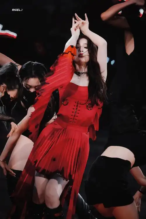 虞书欣gwalla烈焰燃边红裙##今日星拍放送