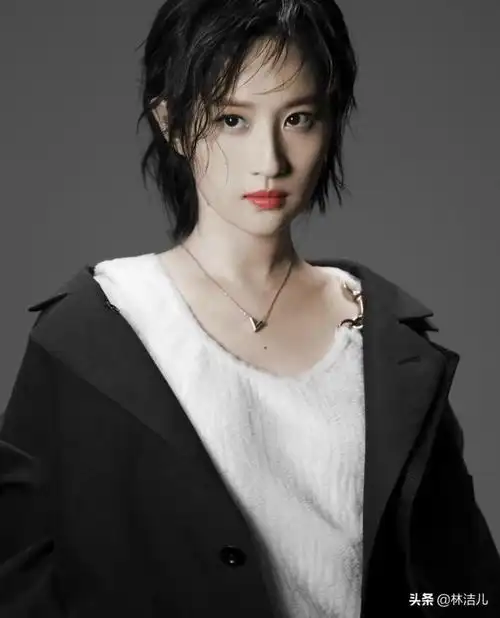 这款短发,是现在很火的狼尾短发,也叫做鲻鱼头,也