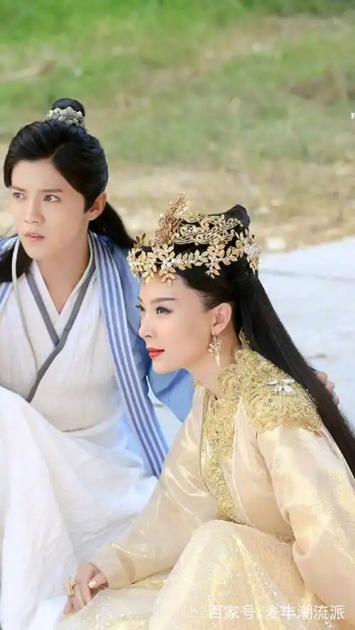 39岁饰演鹿晗的母亲,穿焦糖色系带长裙,42岁依旧少女感十足