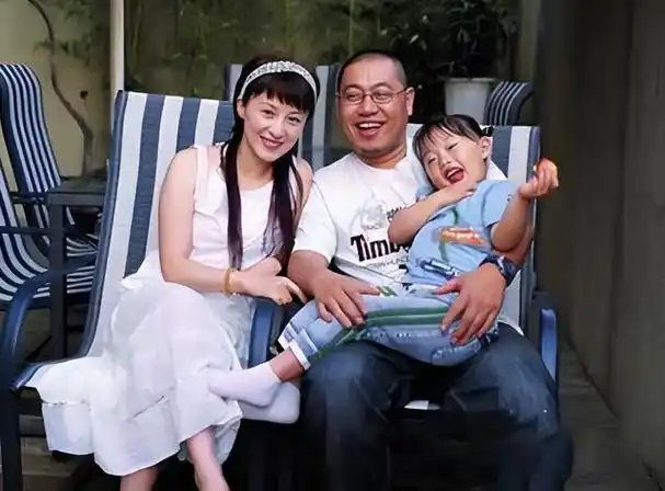 回顾徐露:嫌丈夫不好看,婚后不要孩子,今48岁和19岁女儿似姐妹