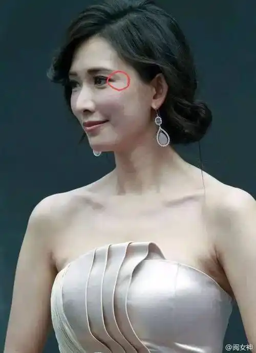 林志玲出席活动一直用手挡脸,看来网友都在找明星身上衰老的标志_网易