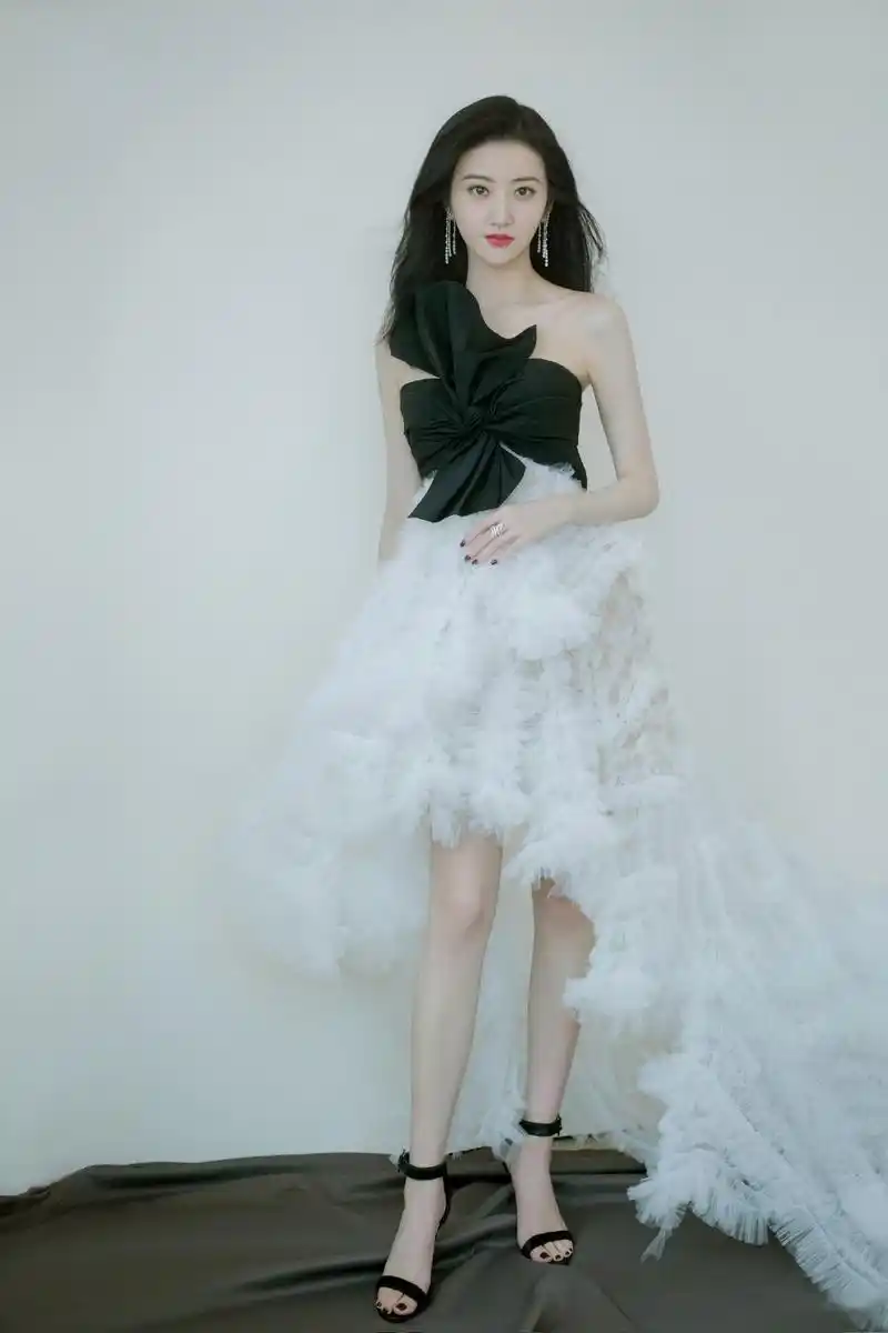 景甜一袭黑白拼接抹胸羽毛裙,仿佛羽毛般轻盈柔美,搭配黑色一字带高跟