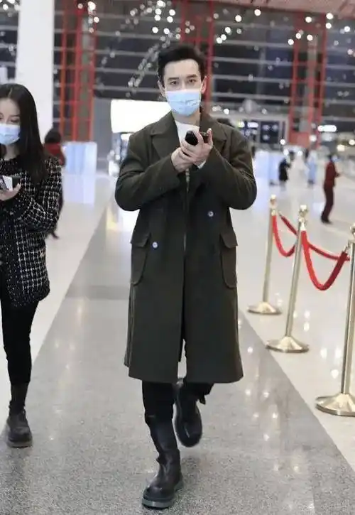 黄晓明的身高是很多人的槽点,虽然身高上可能不是非常高大威猛的那种