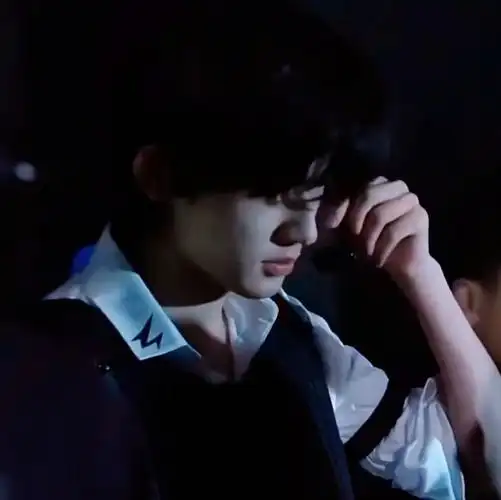 一直都觉得宋亚轩冷脸时眼睛被刘海遮住的话就会变得很阴暗批    #和