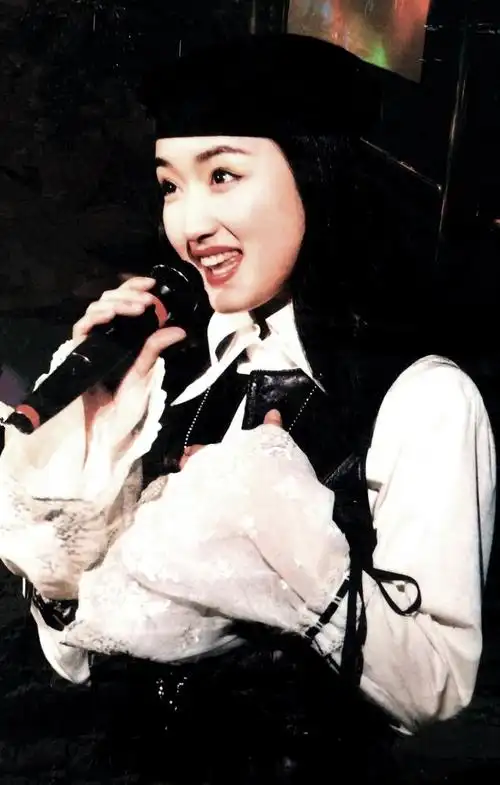 二十岁出头的杨钰莹一脸的小女孩表情!中性打扮还是挡不住甜美气质!