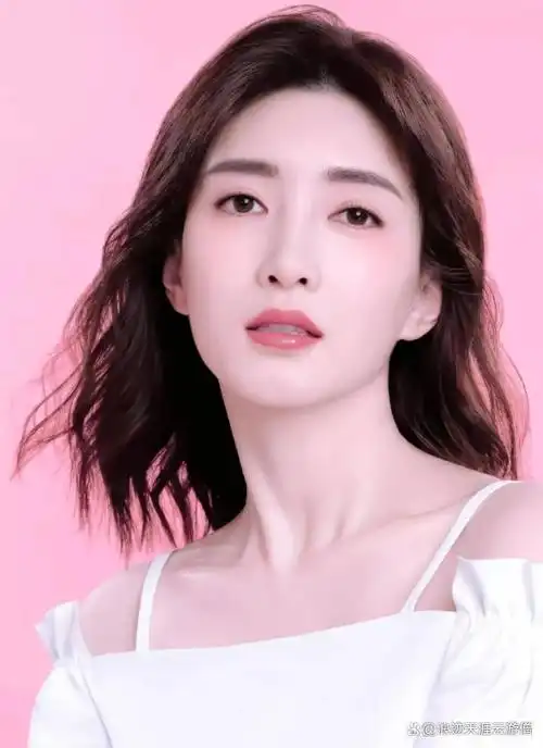 江疏影写真露出事业线!她肤白貌美大长腿太性感撩人