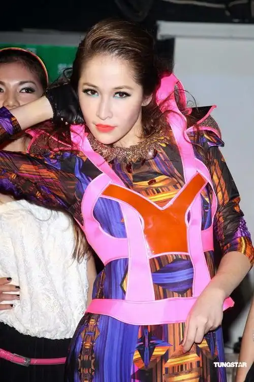 扭动身体新浪娱乐讯 "亚洲时尚舞后"elva萧亚轩9月24日推出个人最新