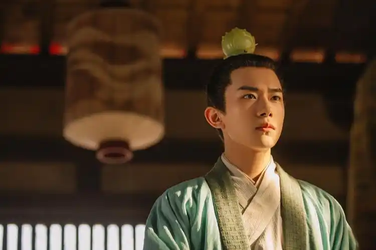 由曹盾执导,梁超任总制片人,易烊千玺,雷佳音主演的古装悬疑剧《长安