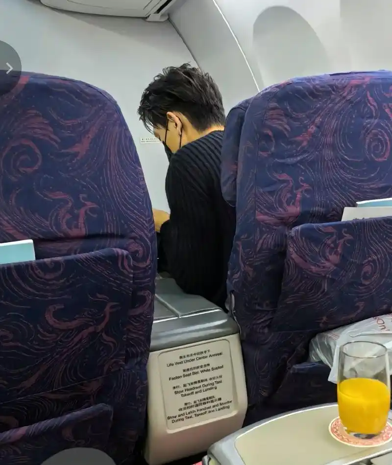 我的旅行日记#  飞机上偶遇李现,他本人很高,五官很立体,本人比剧里