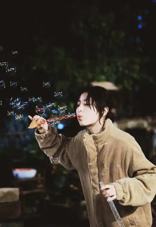 何炅根据当下潮流,给她取了新昵称_主动_名字_张艺兴