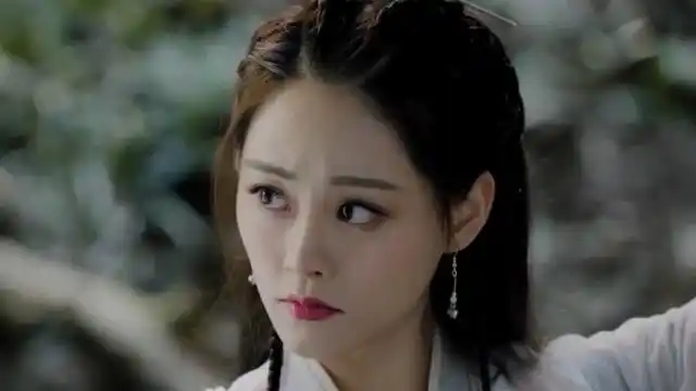 新倚天屠龙记中周芷若扮演者祝绪丹,给粉丝推荐口红,现场做示范