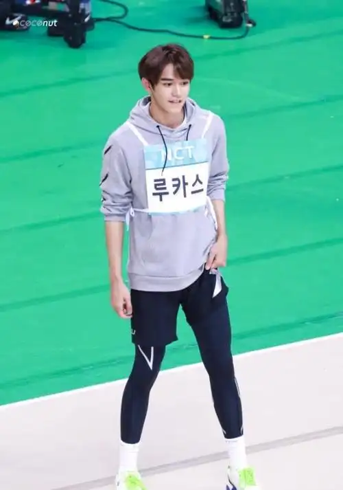 黄旭熙长相受争议看到他学生时代照片后网友应该没人追