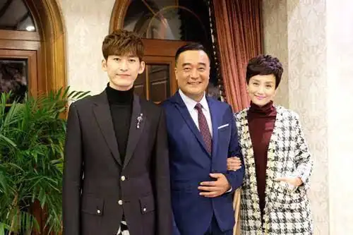 李颖:"儿子"是张翰,女儿是金紫薇,如今52岁依然魅力不减