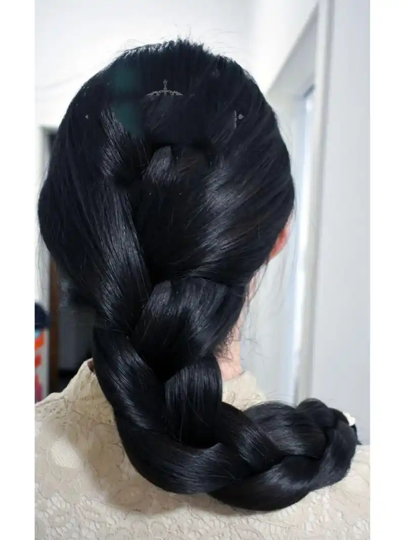 漂亮的大辫子,又粗又黑又长,令人羡慕啊