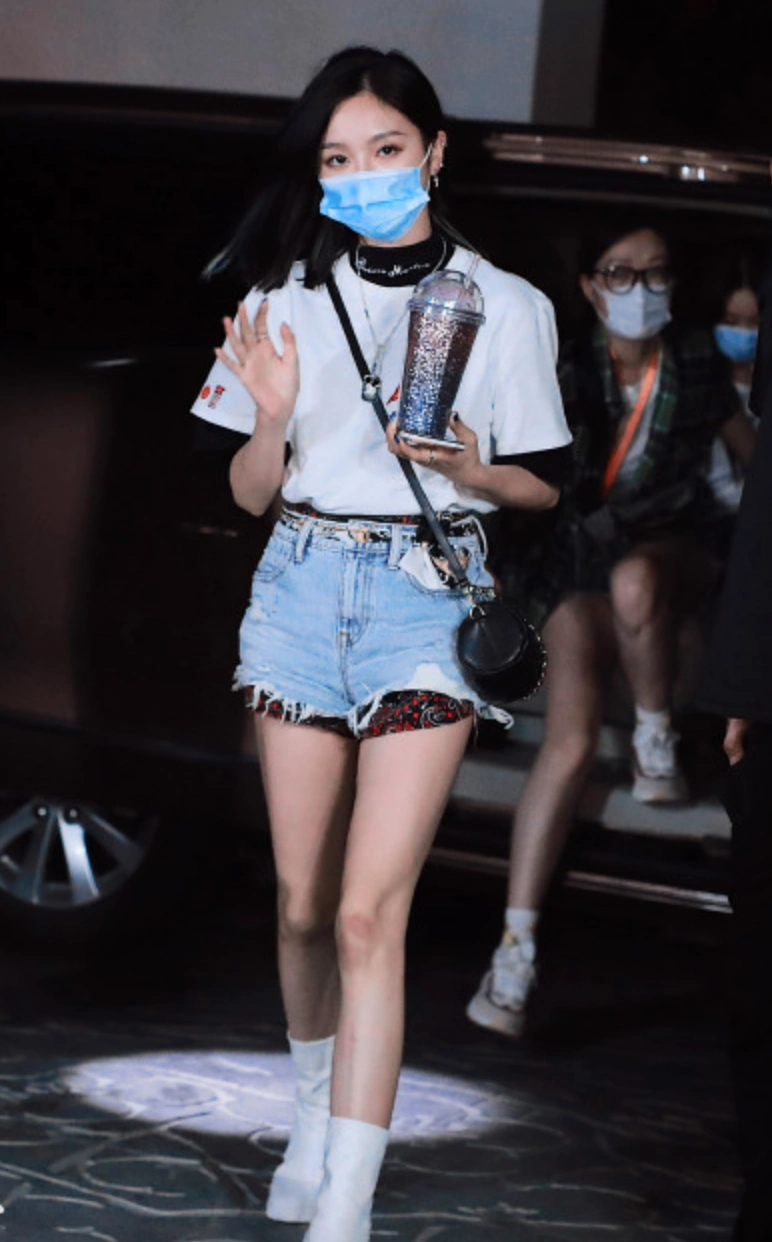 组图:吴宣仪穿白t牛仔短裤清爽大方 搭白色短靴秀漫画腿