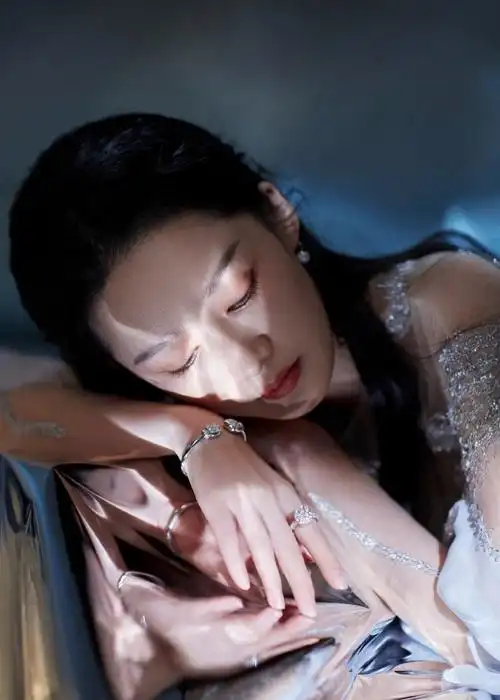 李沁gq好像来自深海的公主##李沁盛典水镜粼光大片