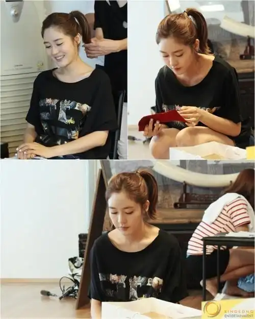 成宥利扎马尾略施淡妆现身 无瑕皮肤引艳羡