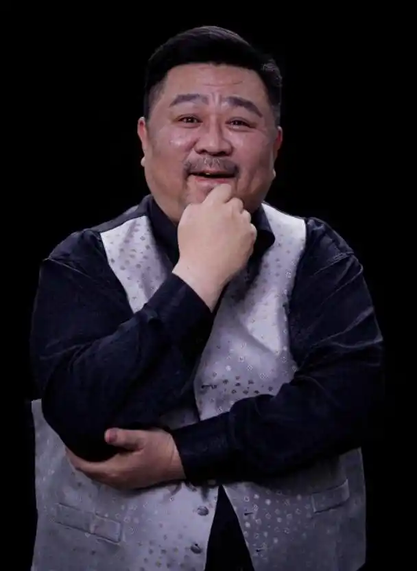 "梁冠华在话剧舞台上的表演很松弛和自然,台词清晰.