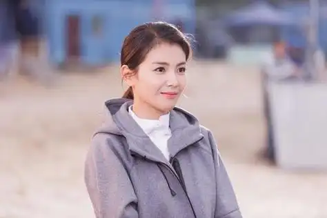 刘涛片场获专人按摩心情大好,穿职业装举止优雅尽显女王范