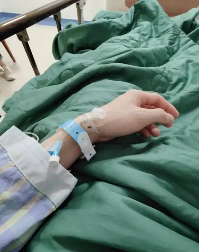 李佳琦住院手术,晒打针照坦言自己很害怕!昨天与邓伦直播无异样