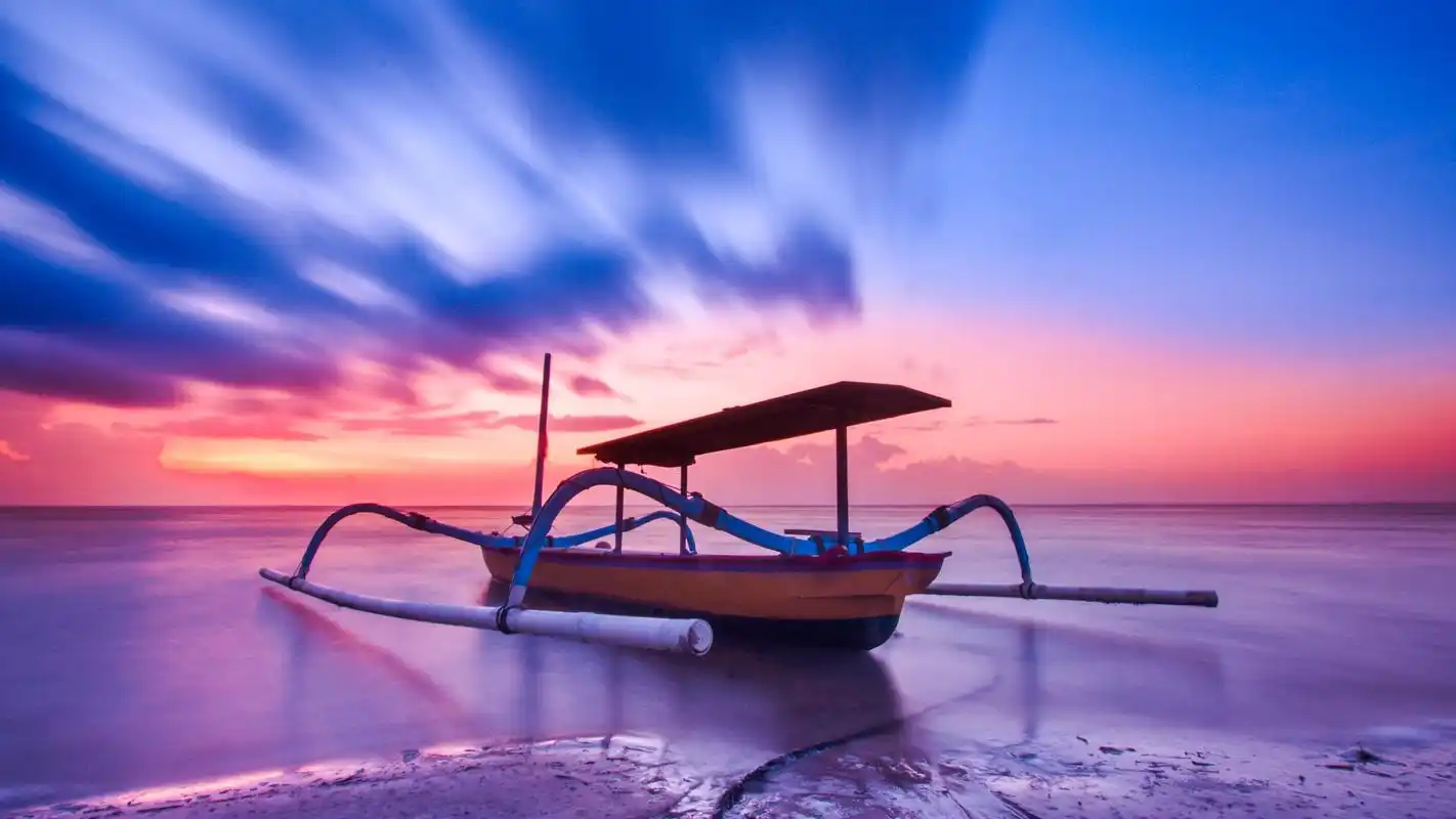 下一张 简介 海面上帆船风景图片高清电脑壁纸,帆船行驶在海面上,唯美