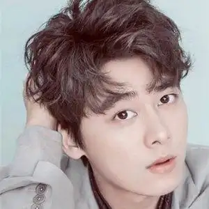 很多男生的发型都是四六偏分的心形刘海造型,韩范打造的时尚刘海短发