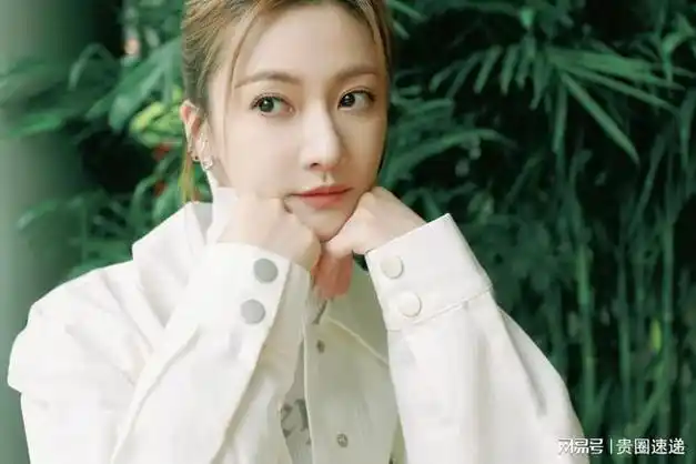 为你逆光而来热播余玥白色休闲装写真大气明媚