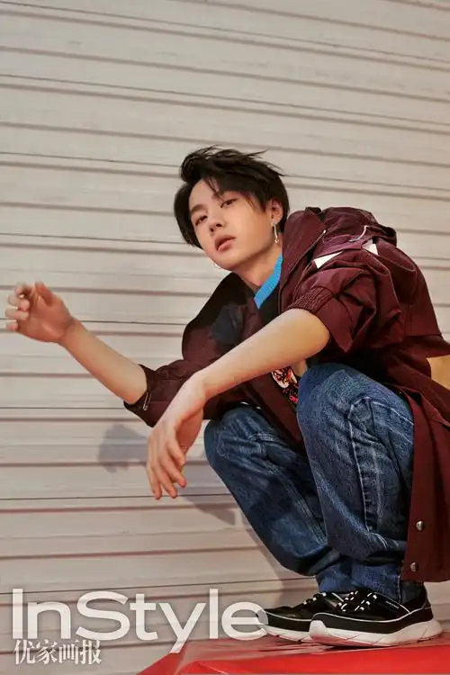 王一博机车少年写真曝光大玩街头复古时尚