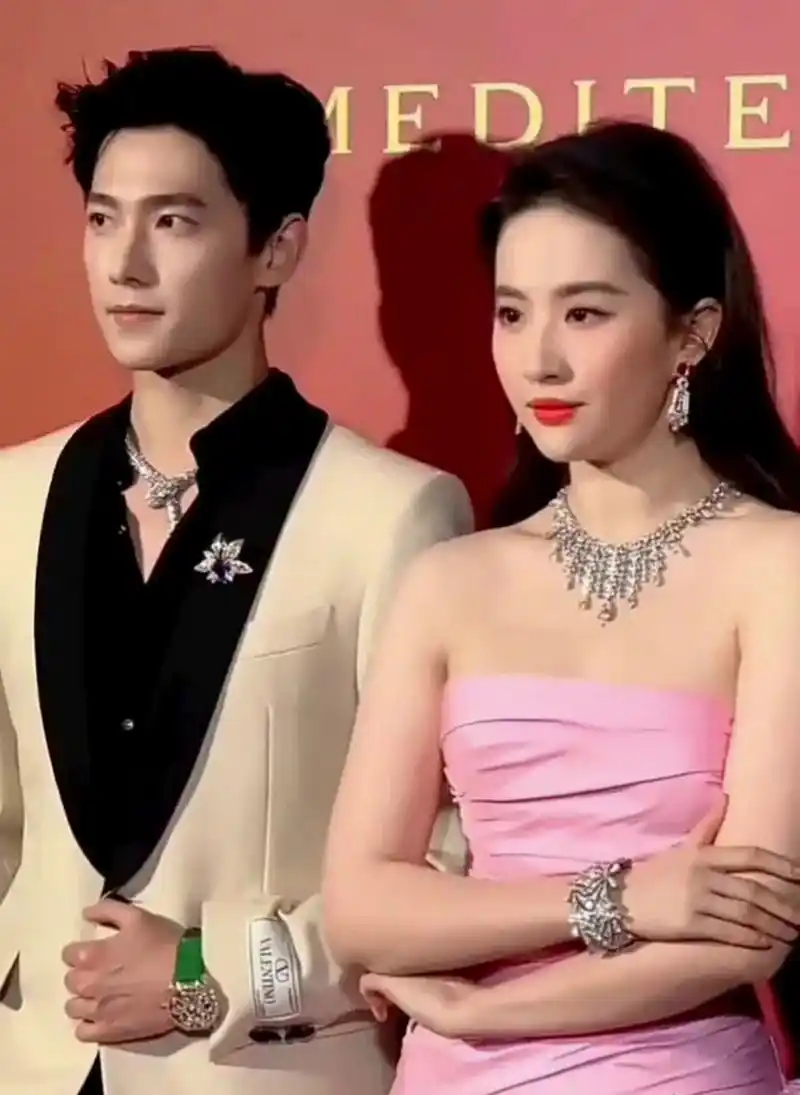 图一是八年前的刘亦菲和杨洋,图二是两个人最近的合照,谁能看出来有