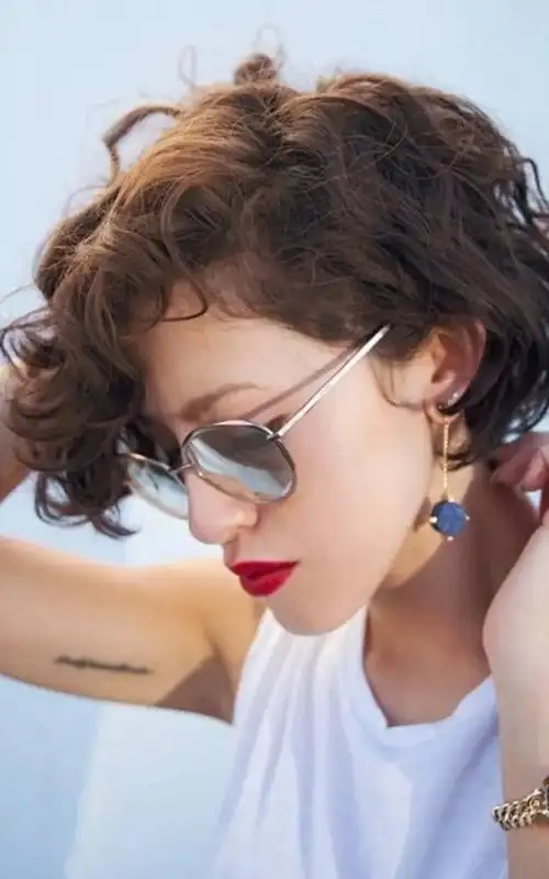 高俊熙最新发型复古风知性卷短发美丽不失优雅女人味十足