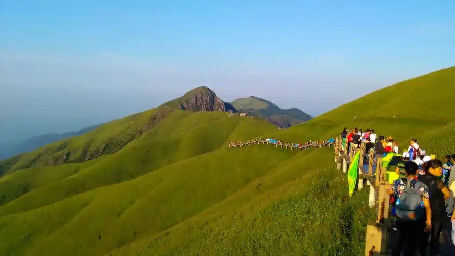 武功山高山草甸游人如织_.jpg