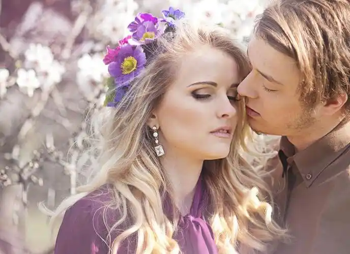 恩爱的夫妻在在海边看着蓝色的大海