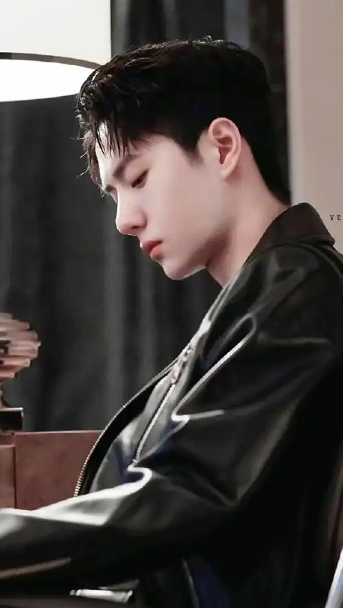 王一博皮革翻边外套