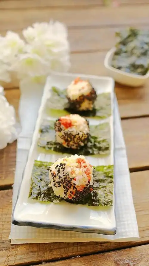 每天重复的饮食有些腻了?来一份日式三文鱼饭团调剂一下