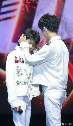 在彩带飘落之时对视gif本以为是源凯gif另一个视角 这体型差 凯源k