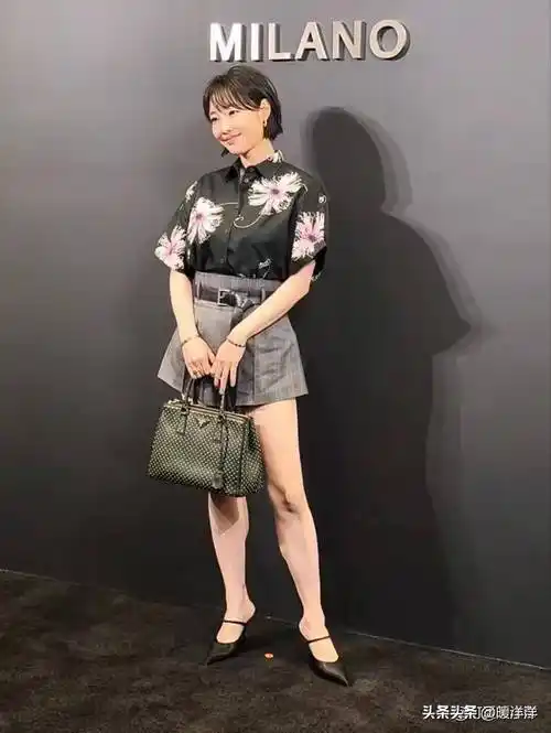 白百何性感复出,一双豆腐腿嫩滑白皙,一指禅早已成为往事