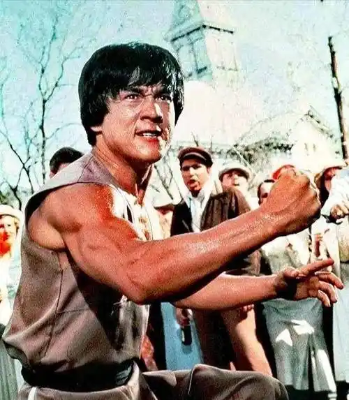 成龙直言:其实我比李小龙高,比他大,我们肌肉差不多,他是单骨,我是