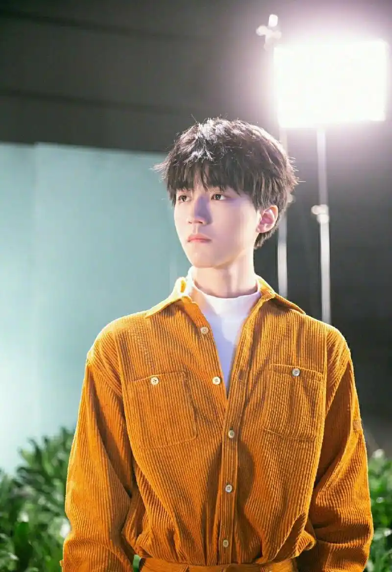 王俊凯灯芯绒时尚穿搭温柔男孩再上线